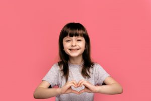 Jeune fille avec le coeur