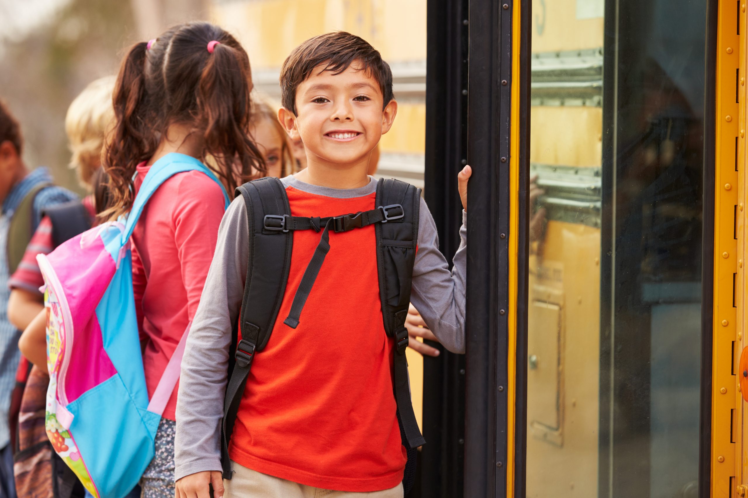 Gosse avec l’autobus scolaire
